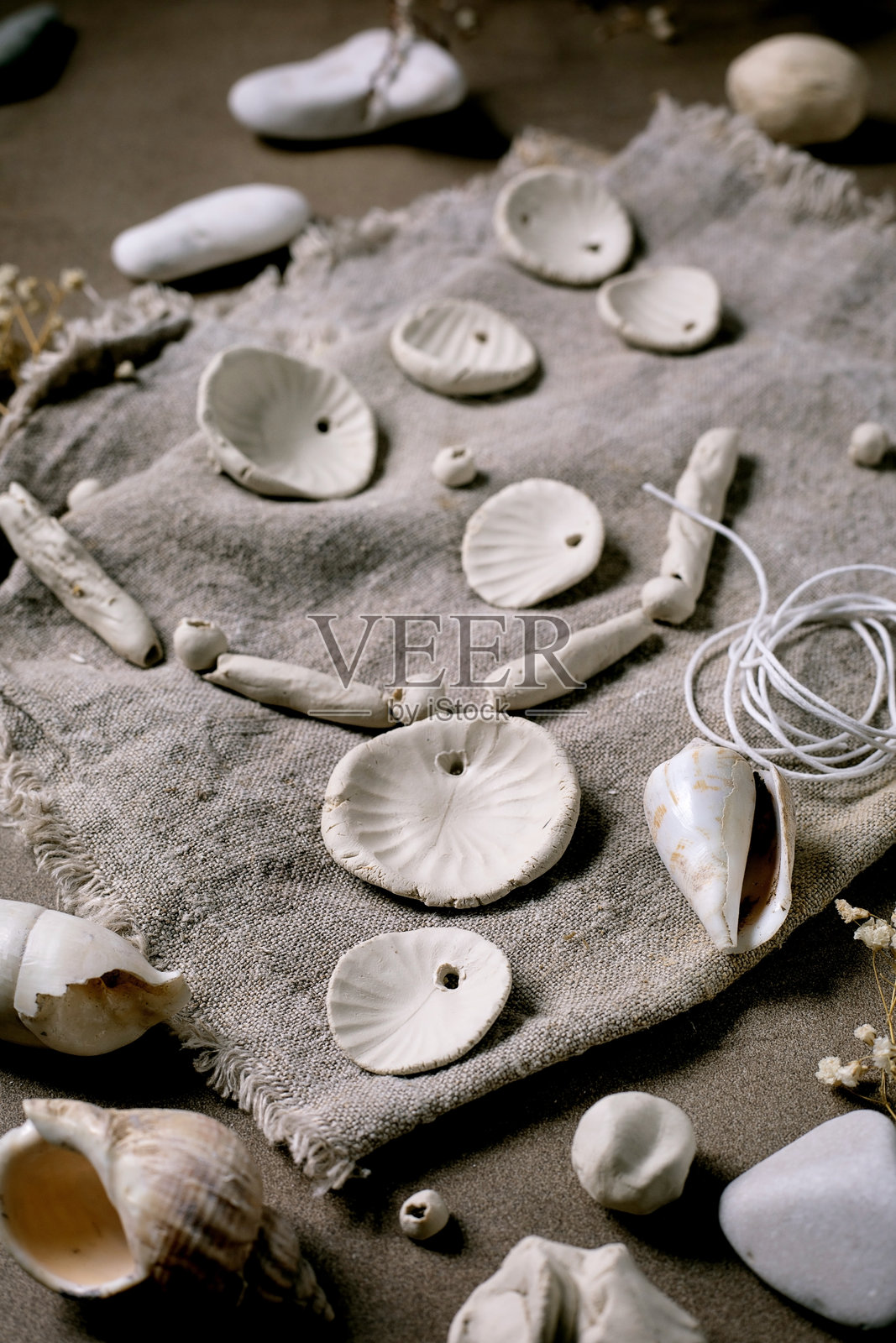 手工制作的生瓷珠子照片摄影图片