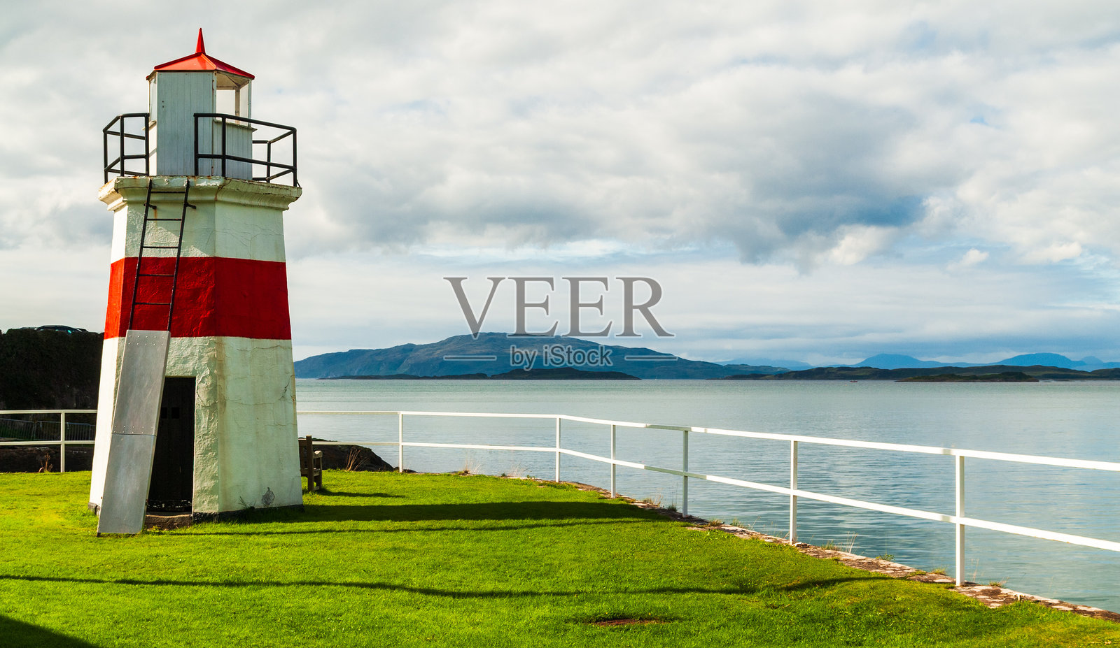 苏格兰西南部的红白相间灯塔照片摄影图片