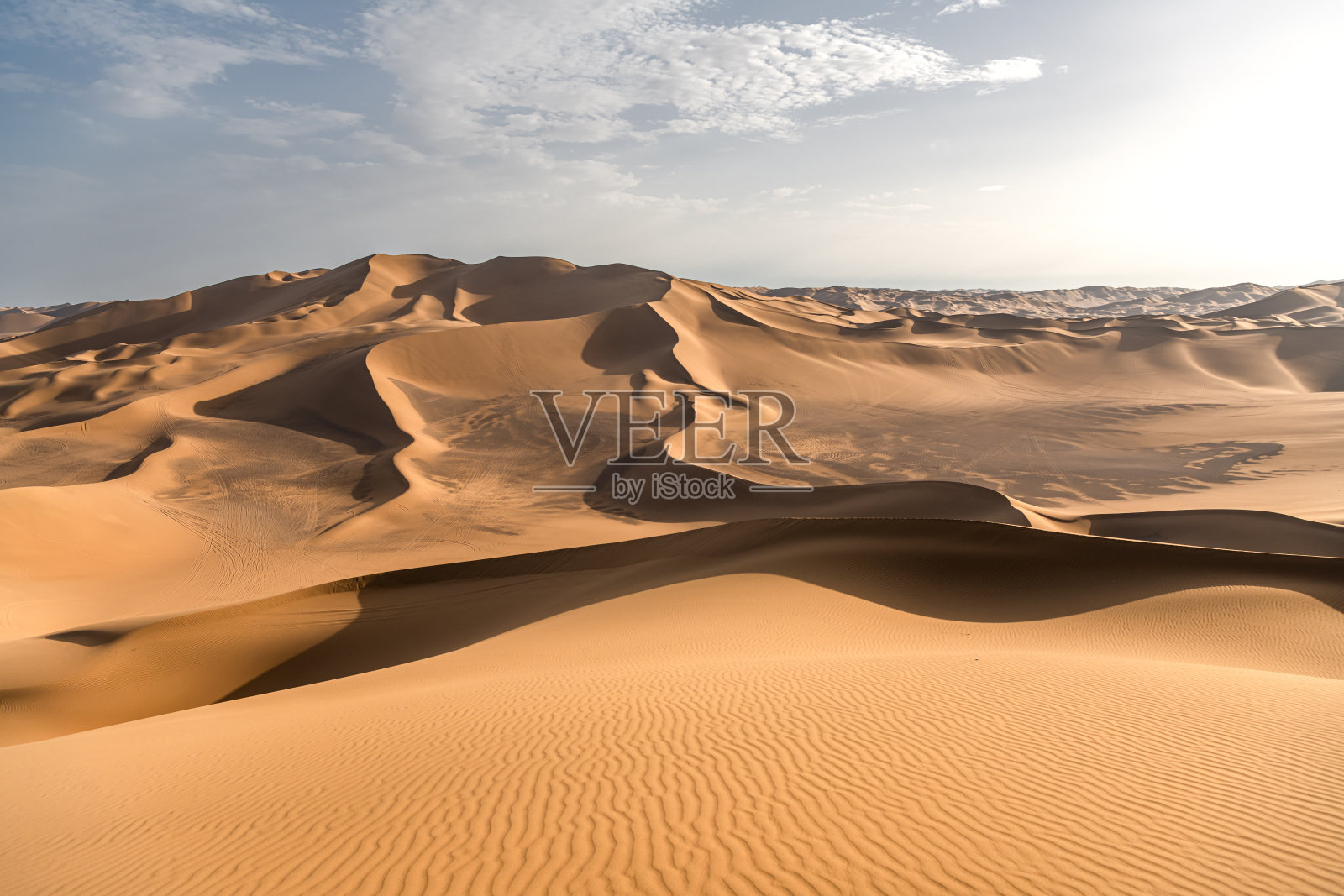 库姆塔格沙漠日落美景，位于中国新疆维吾尔自治区吐鲁番市照片摄影图片