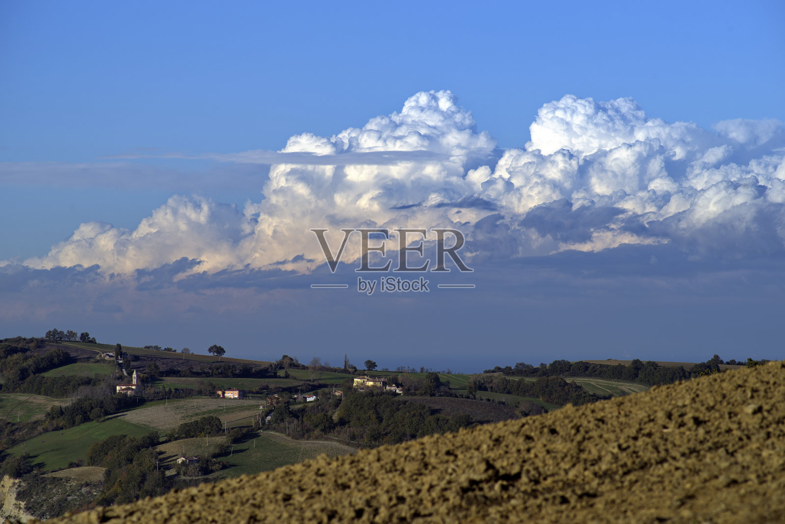 亚得里亚海上的冷锋和积云照片摄影图片