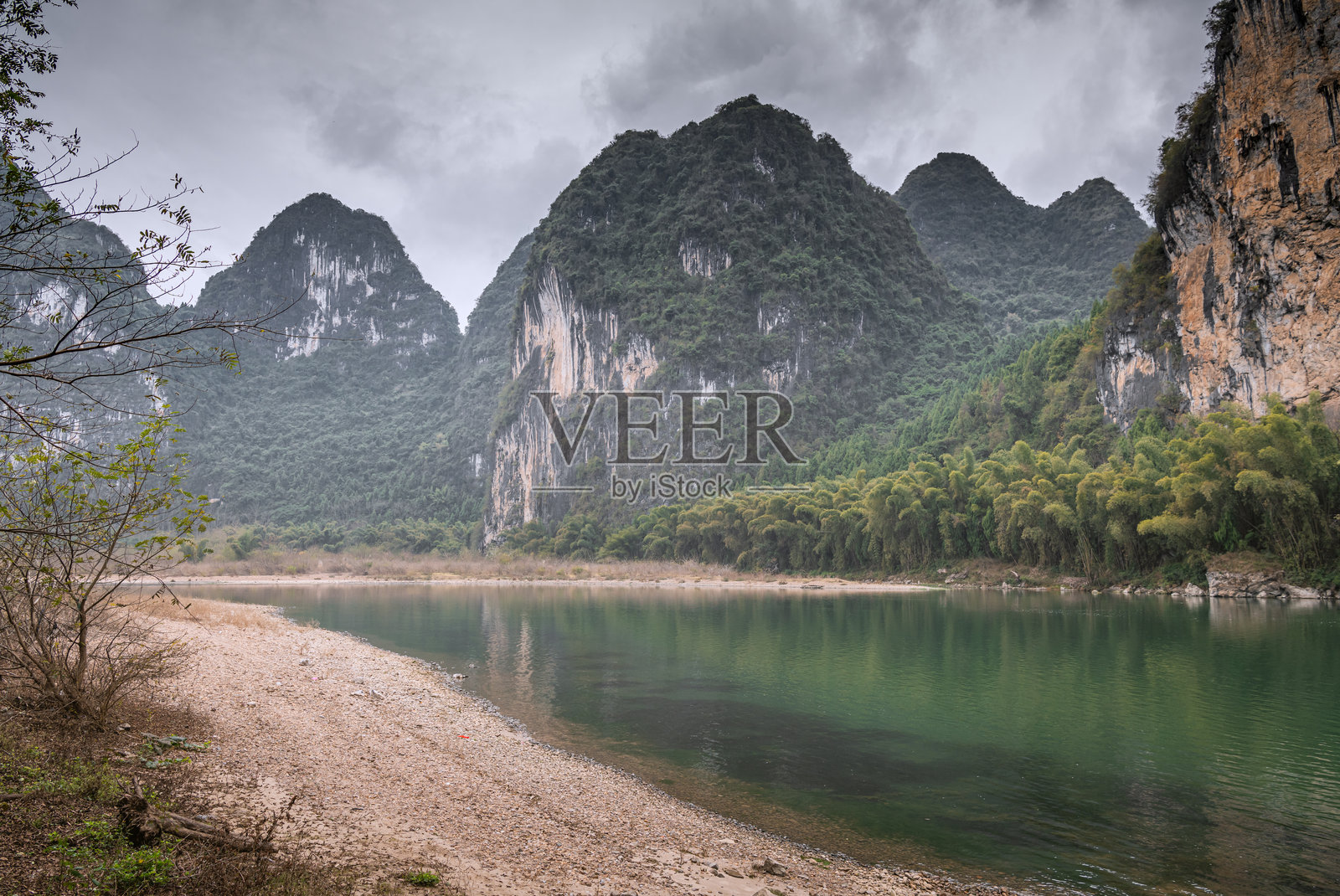 桂林风景上空的戏剧性天空和中国兴坪附近的河流弯道照片摄影图片