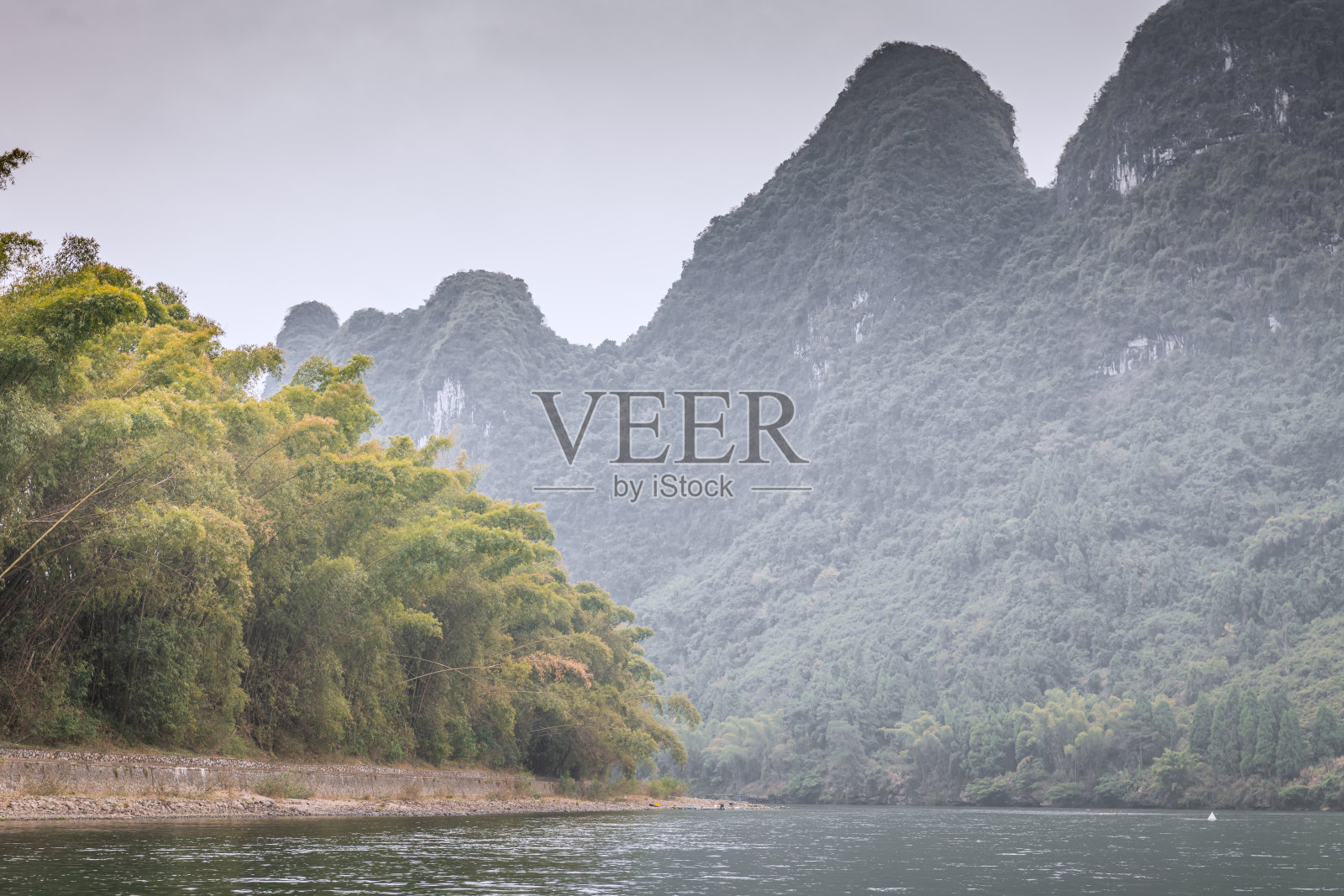 中国广西桂林阳朔兴平山的秋季风景照片摄影图片