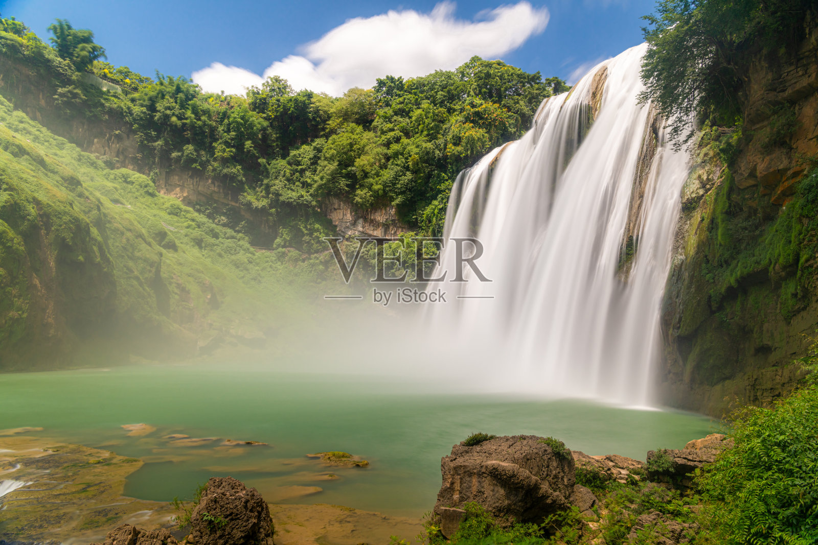 贵州安顺的黄果树瀑布美丽风景，长时间曝光拍摄。照片摄影图片