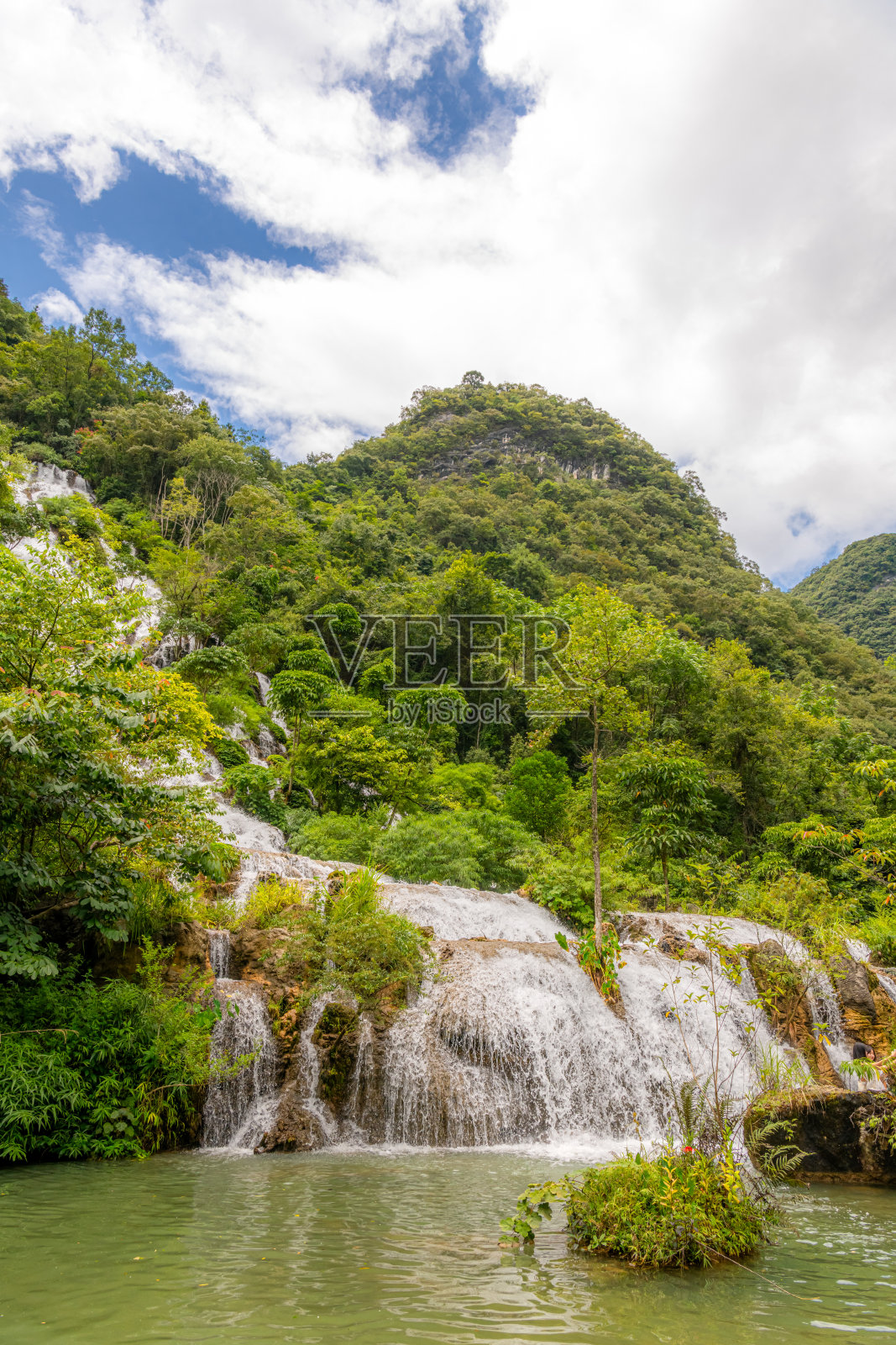 贵州省荔波县小七孔景区的瀑布倾泻而下照片摄影图片