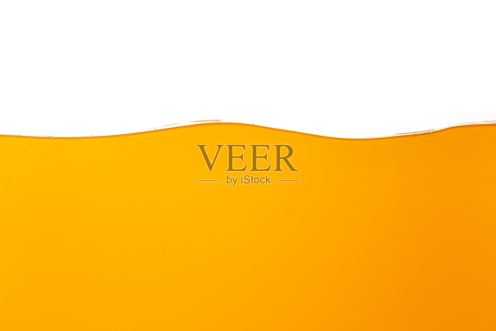 橙汁背景，孤立在白色背景上，橙汁与白色背景相隔离。健康的新鲜饮品和自然波纹。特写视图。照片摄影图片