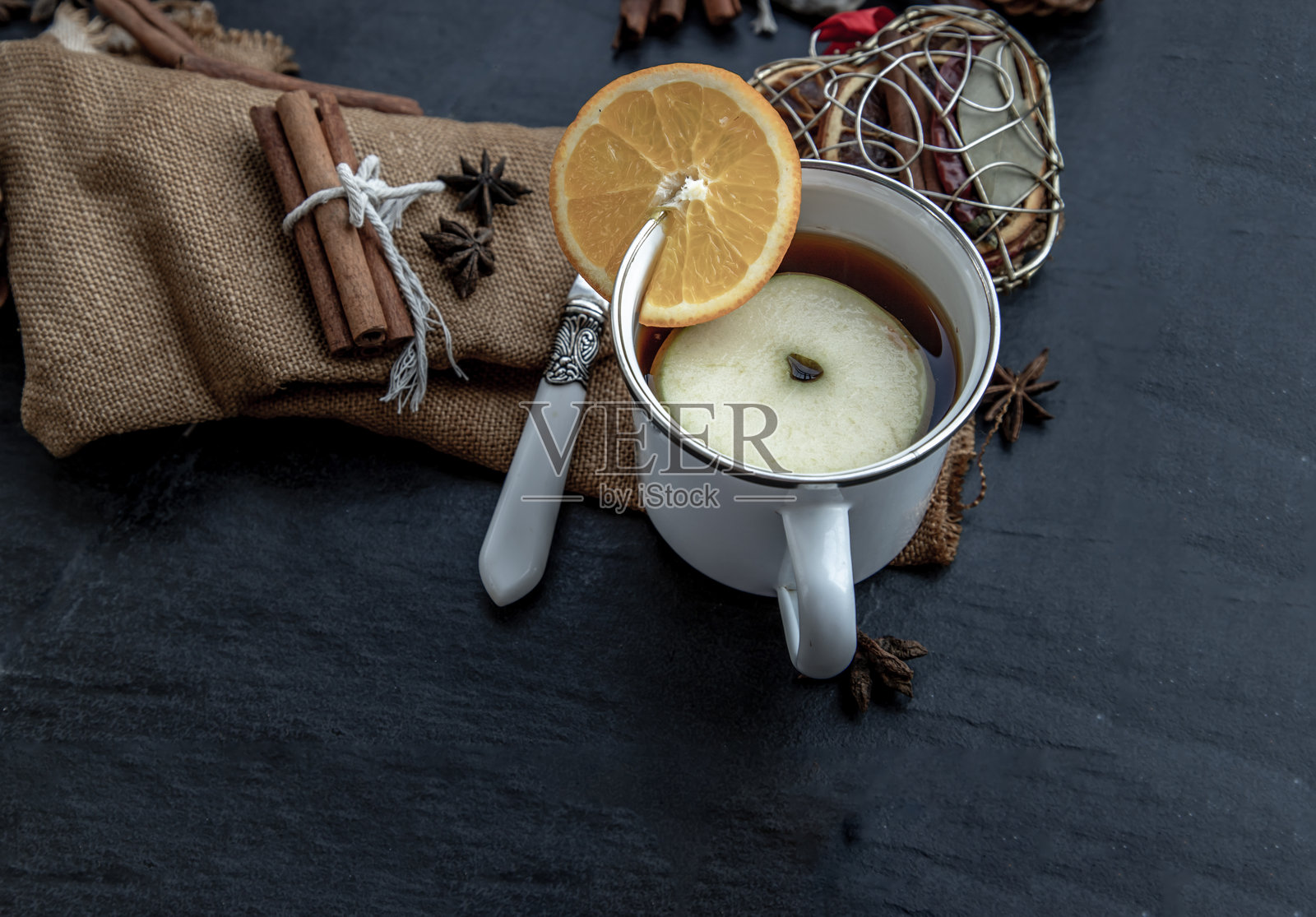 一杯新鲜冲泡的水果和草本茶。照片摄影图片