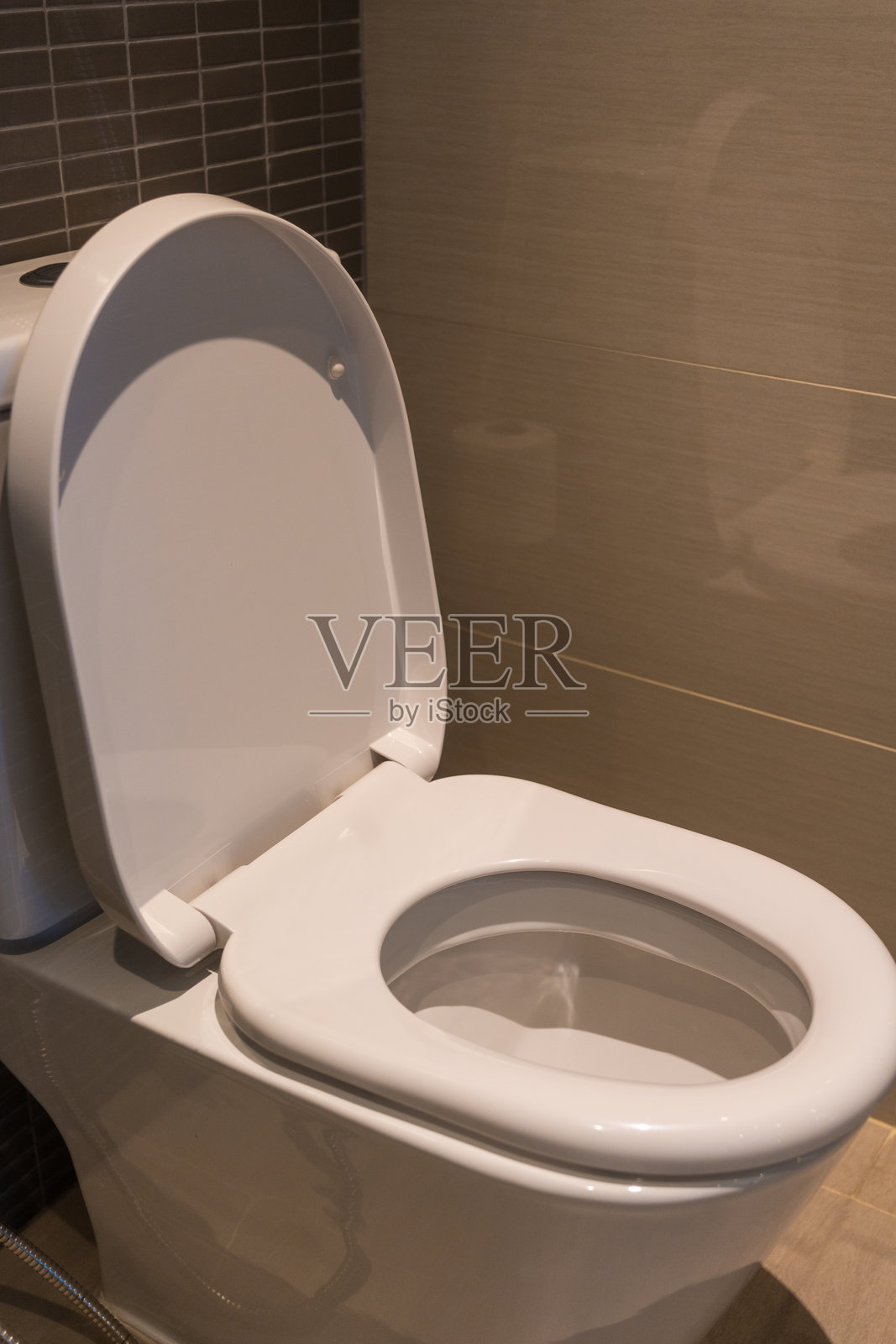 现代马桶盖打开状态照片摄影图片