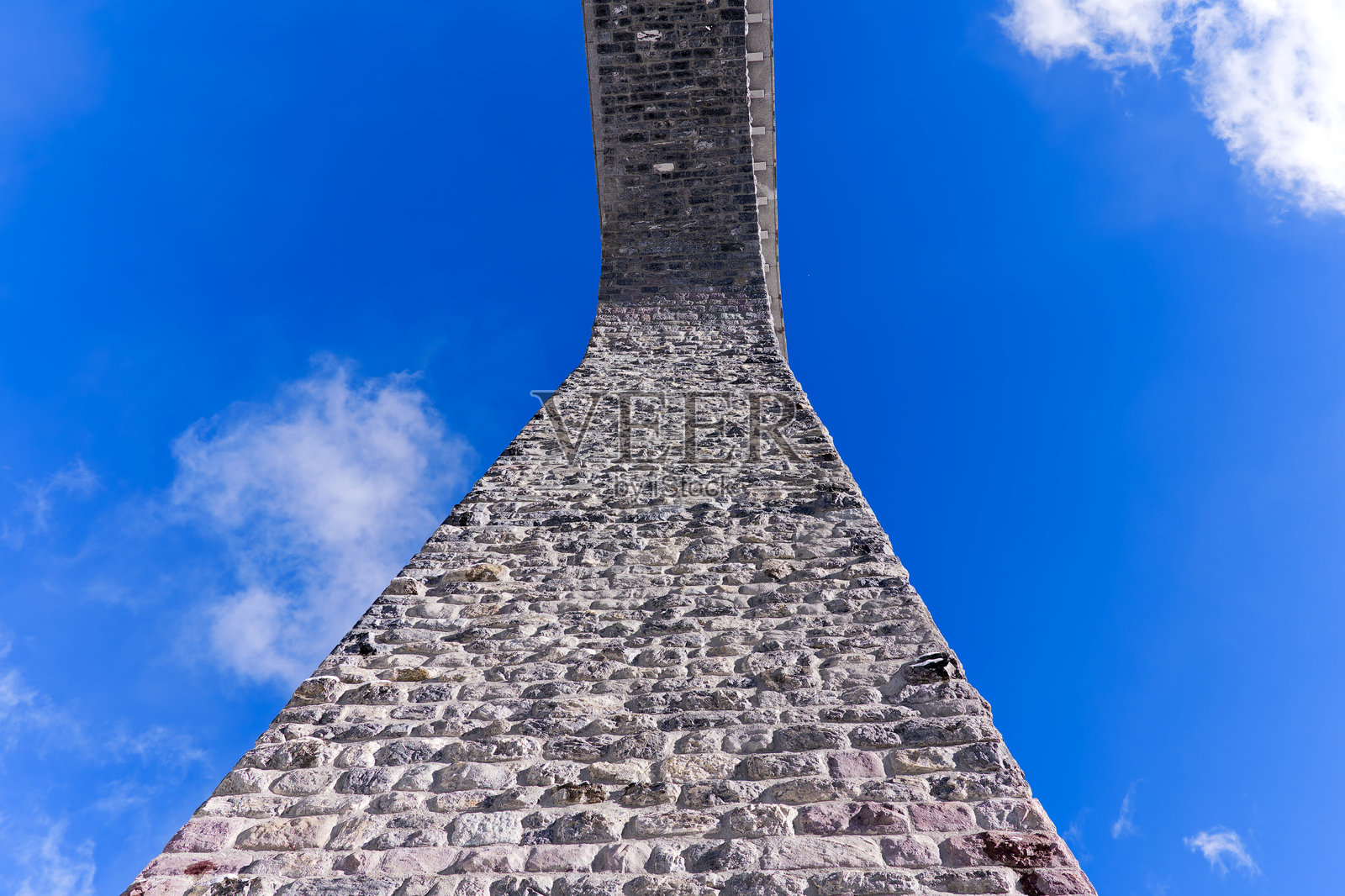 瑞士阿尔卑斯山阳光明媚的日子里，施密滕托贝尔高架桥的石拱和码头的抽象视角。照片摄影图片