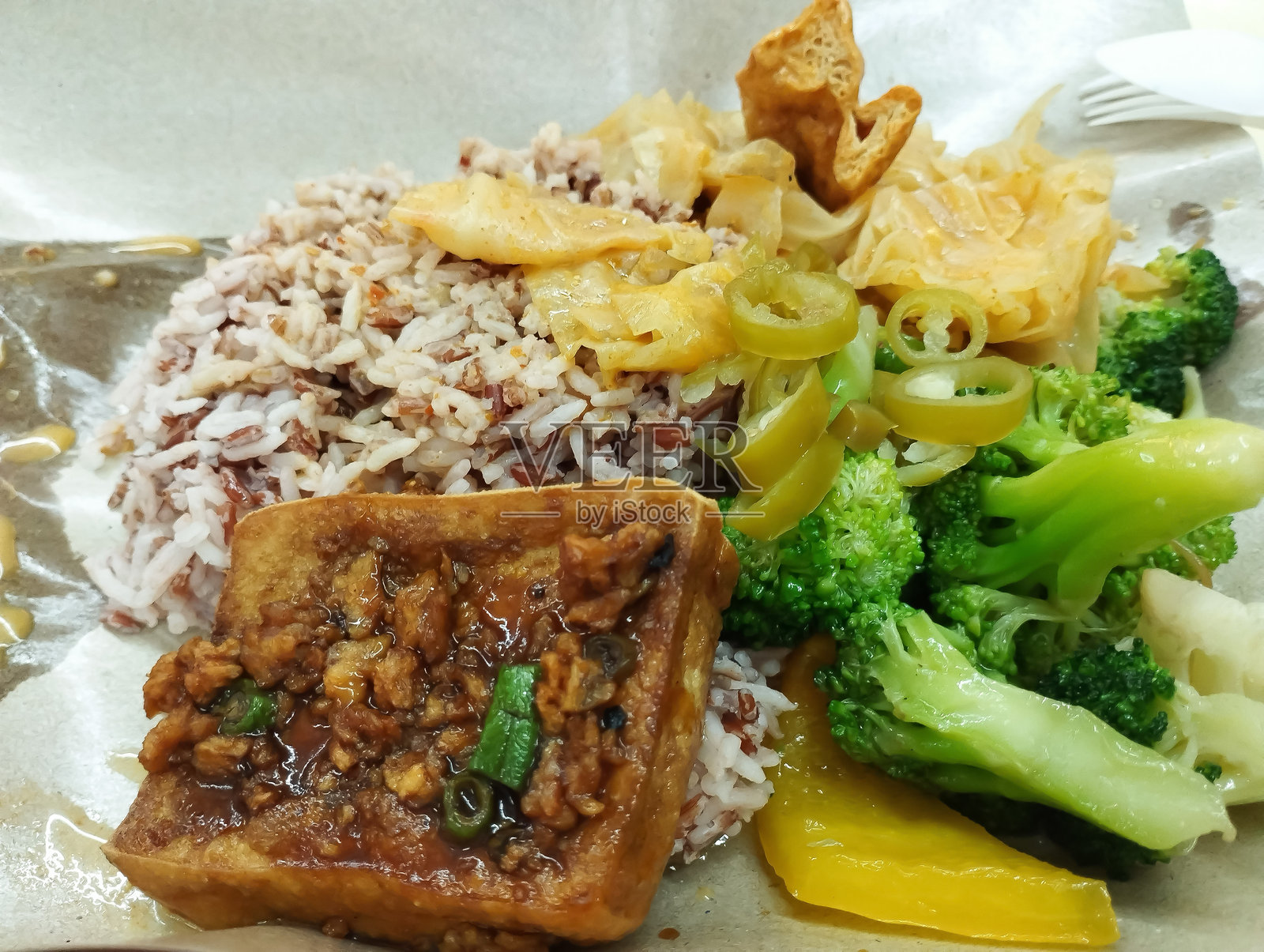 混合素食菜肴配鱼咖喱酱照片摄影图片