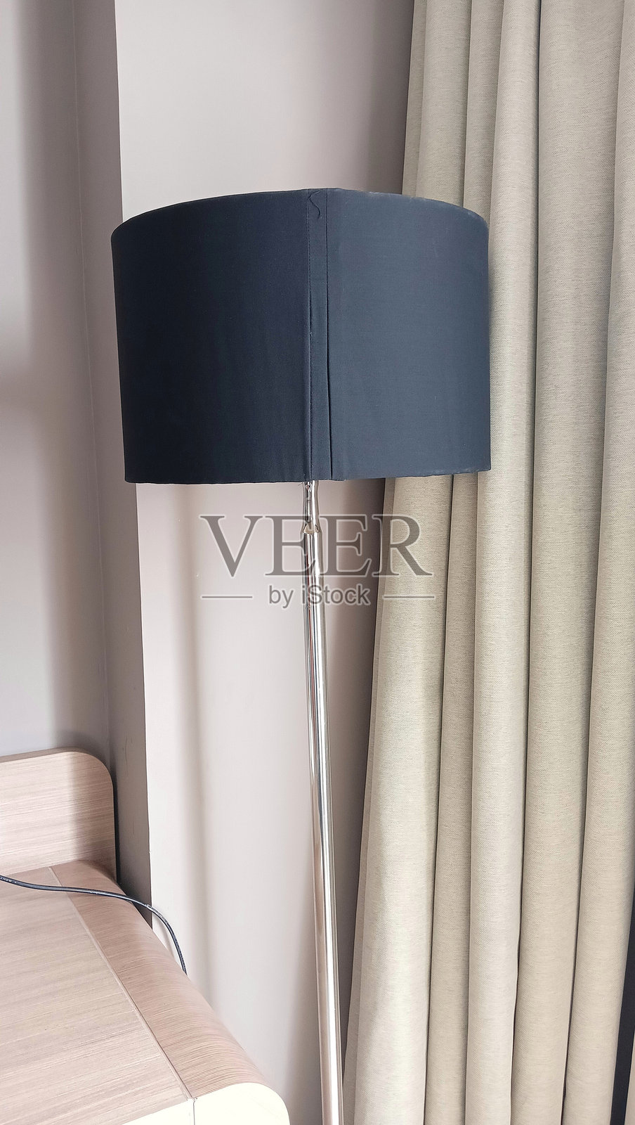 酒店房间内的现代装饰灯。照片摄影图片