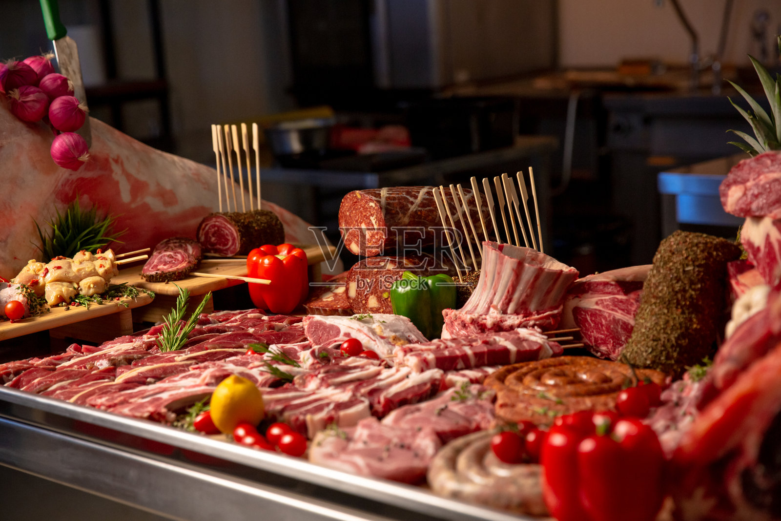 肉类产品布局：羊里脊、牛排、猪肉切块和蔬菜。照片摄影图片