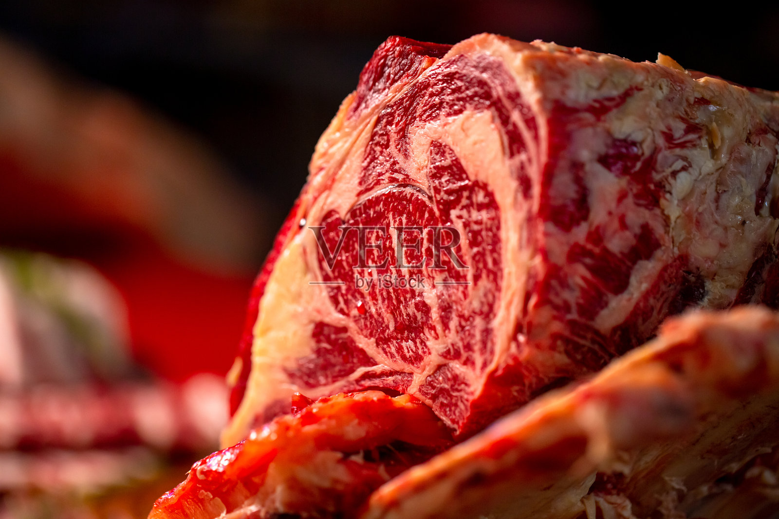 木桌上的肋眼牛排特写，位于肉店内。照片摄影图片