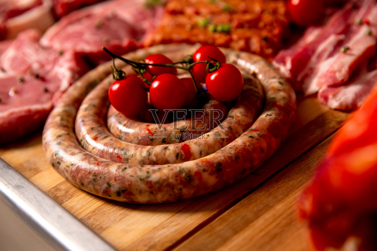 用迷迭香和番茄调味的菜肴放在木桌上。照片摄影图片