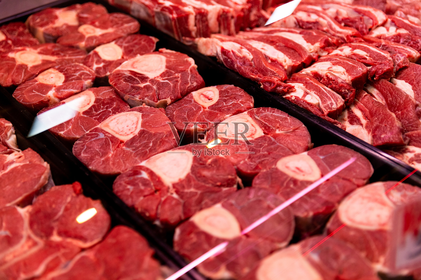 生牛肉骨髓牛膝肉，来自牛的前腿下部。照片摄影图片