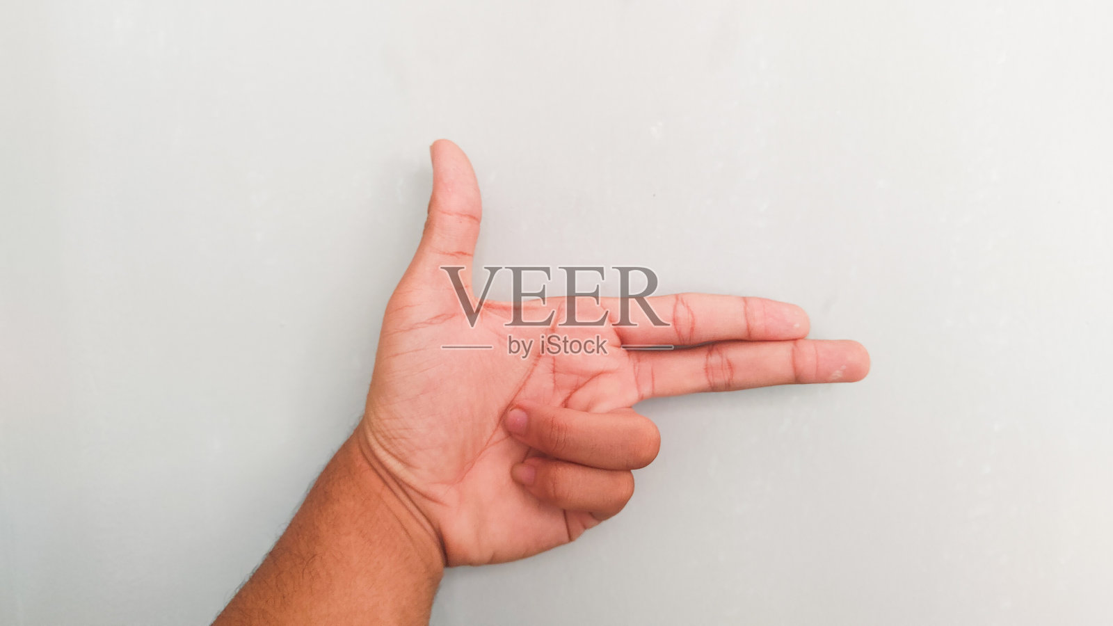 一个人的手放在灰色背景上照片摄影图片