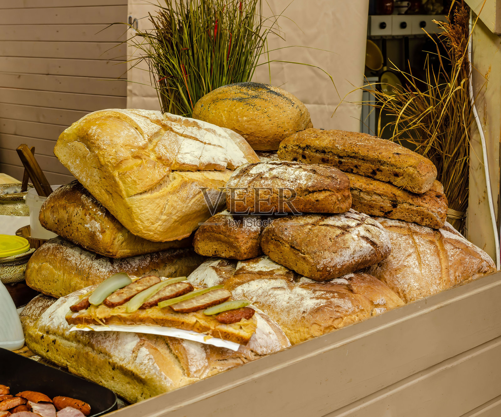 乡村市场柜台上的新鲜乡村面包，旁边有大蒜和洋葱，店内是一个乡村商店的内部。照片摄影图片