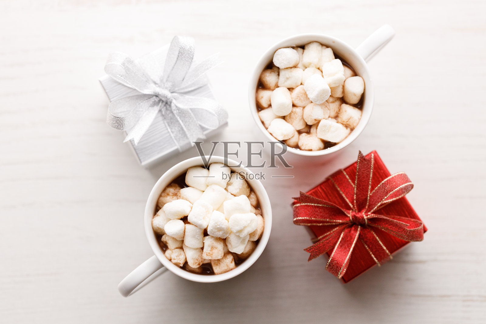 美味热巧克力杯和手工艺礼品盒照片摄影图片