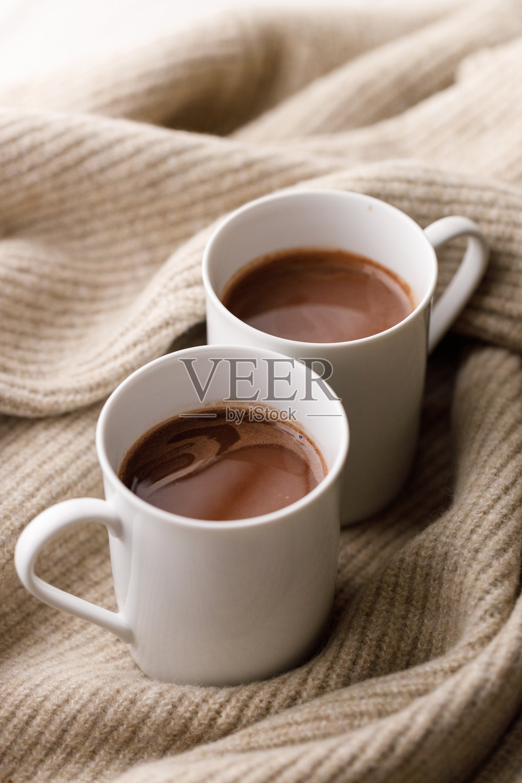 美味热巧克力的杯子和手工礼品盒照片摄影图片