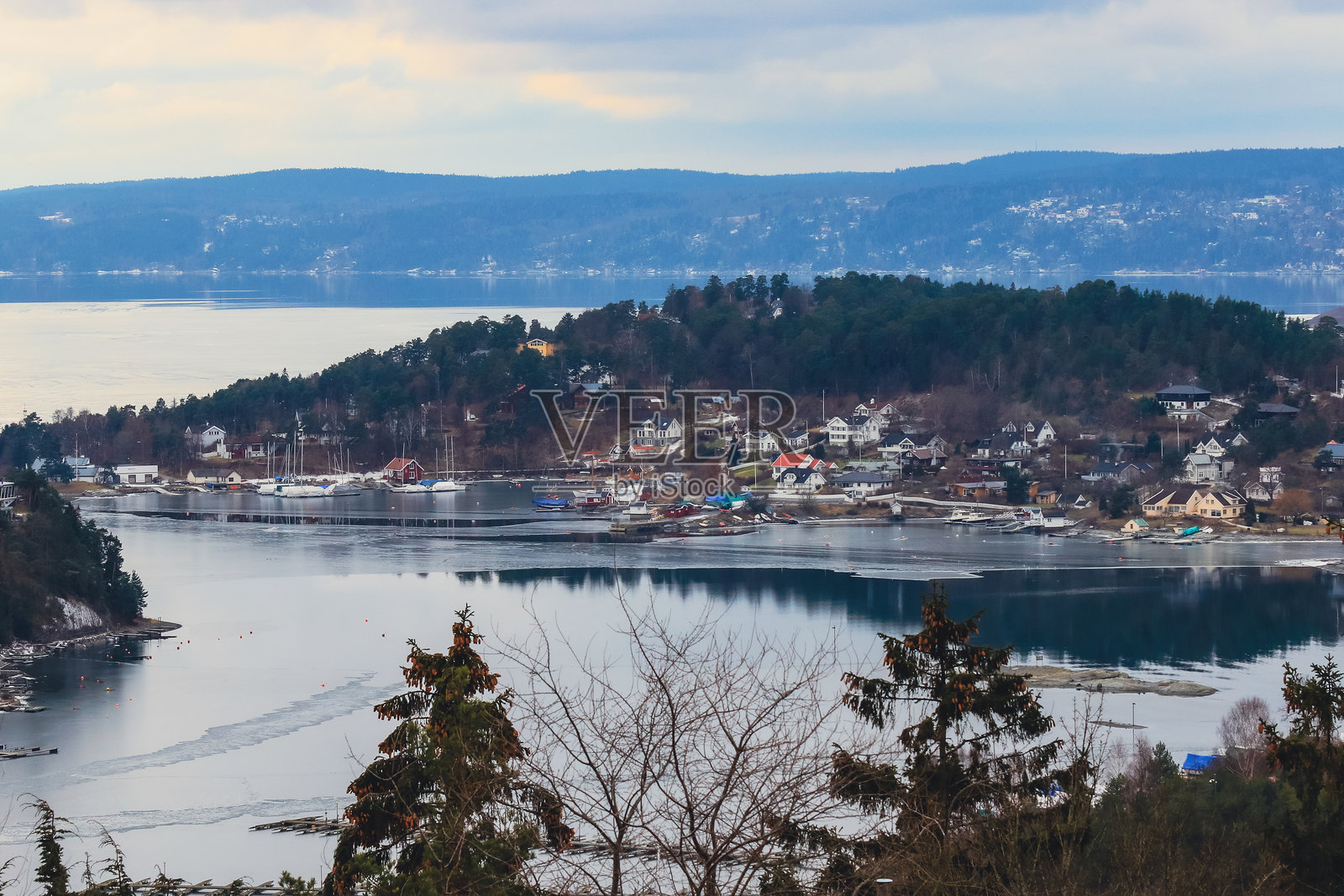 探索挪威在深秋时节被群山环绕的宁静海滨村庄照片摄影图片