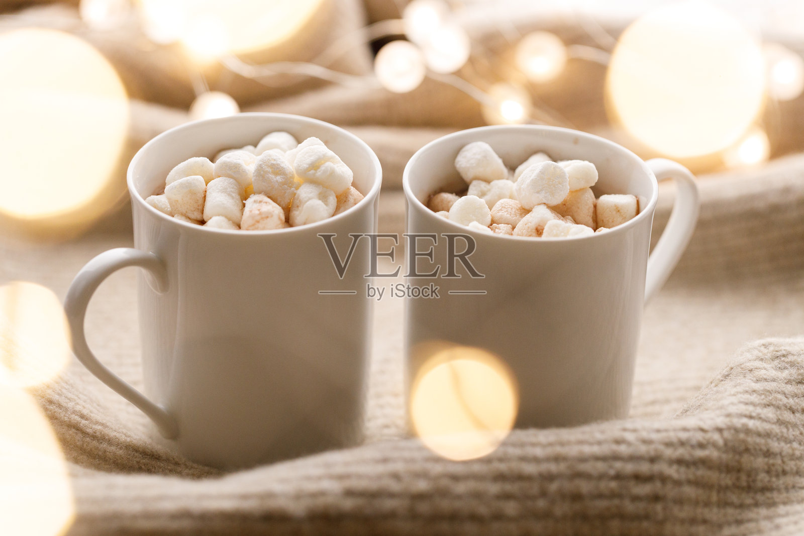 美味热巧克力的杯子和手工礼品盒照片摄影图片