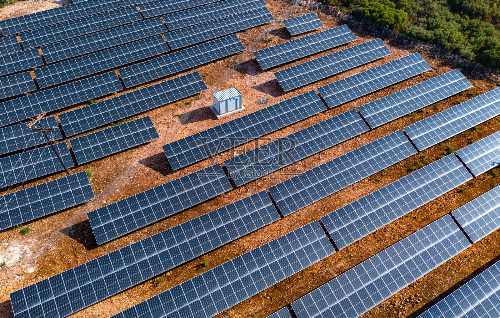 现代地面安装的太阳能发电系统照片摄影图片