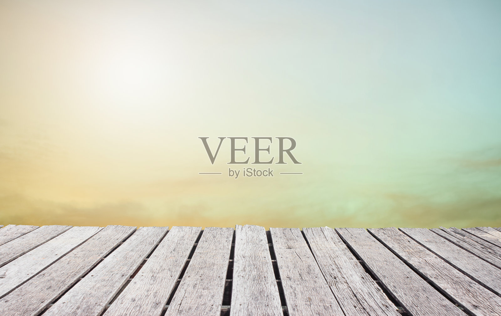 木质露台模糊的圣诞背景概念。白色木桌面在自然天空和模糊山景前的透视图，适合产品展示拼贴。照片摄影图片