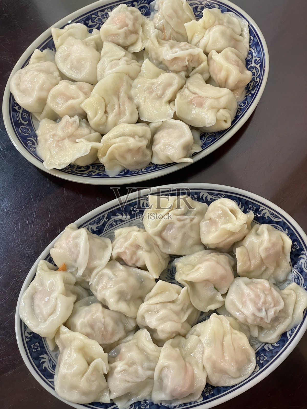 蒸或炸的韩国饺子，内馅是美味的肉和蔬菜混合。外脆内嫩，非常适合搭配酱油或辣椒油！照片摄影图片