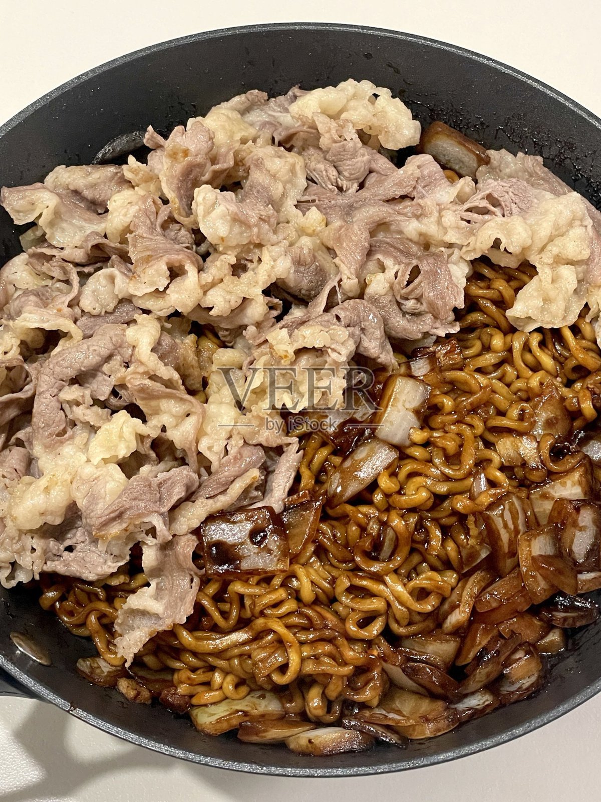 美味的炸酱面，配有浓郁的黑豆酱，撒上青葱和芝麻。这是一道令人舒适的韩国经典，每一口都充满了深度和风味。照片摄影图片