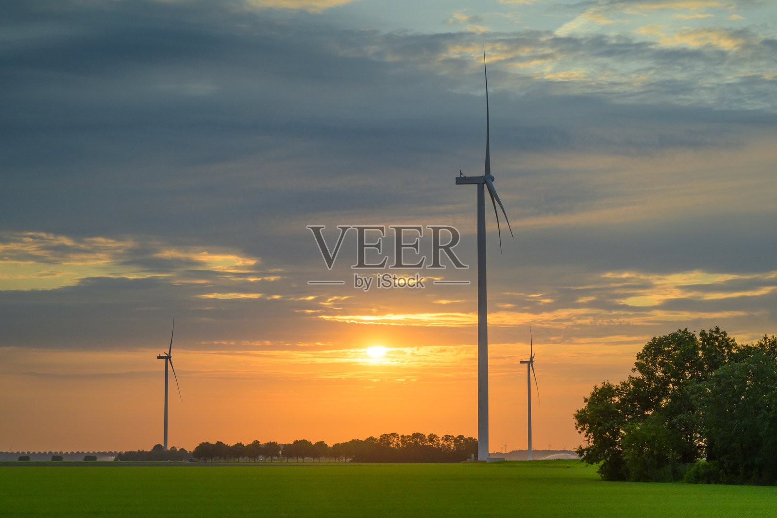日落时分的风电场中的风力涡轮机照片摄影图片