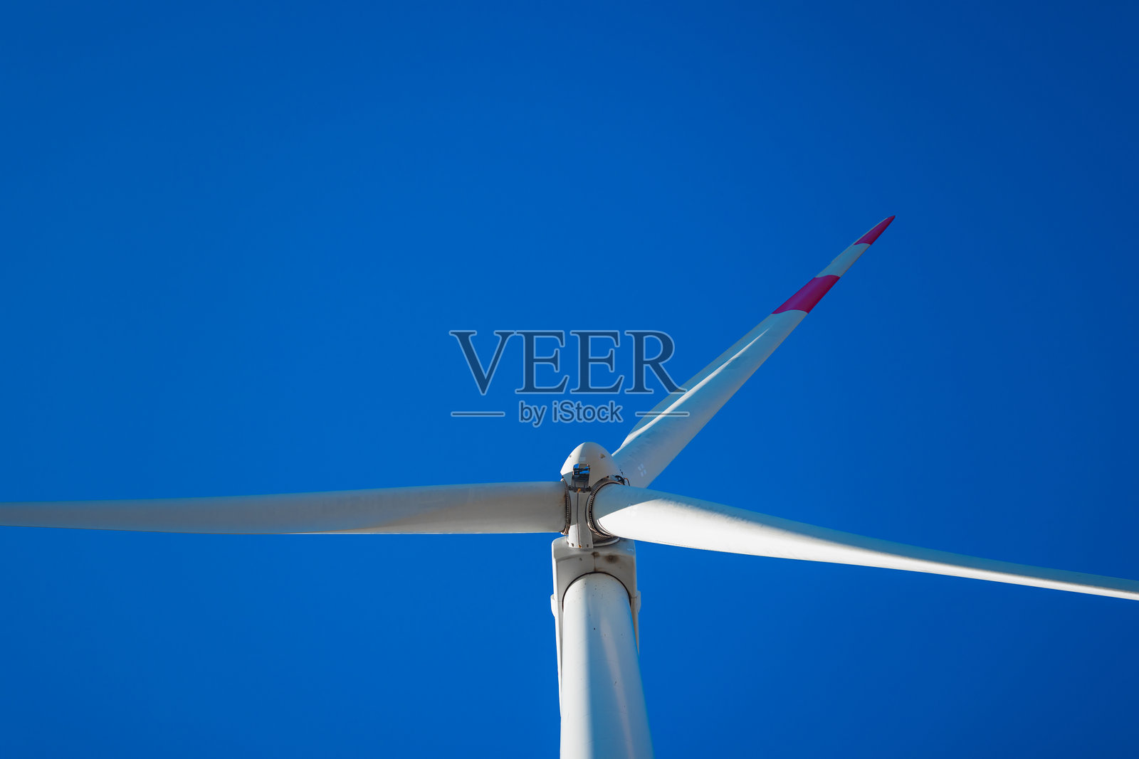 阳光明媚的天空下，风力发电场与风力涡轮机照片摄影图片