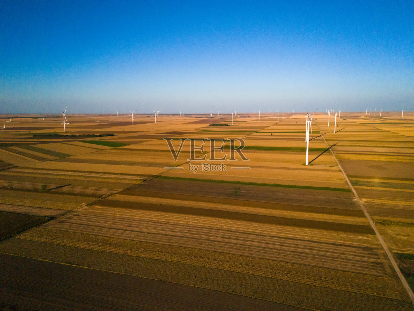 从高空拍摄的可再生能源风电场及风力涡轮机的航拍镜头照片摄影图片