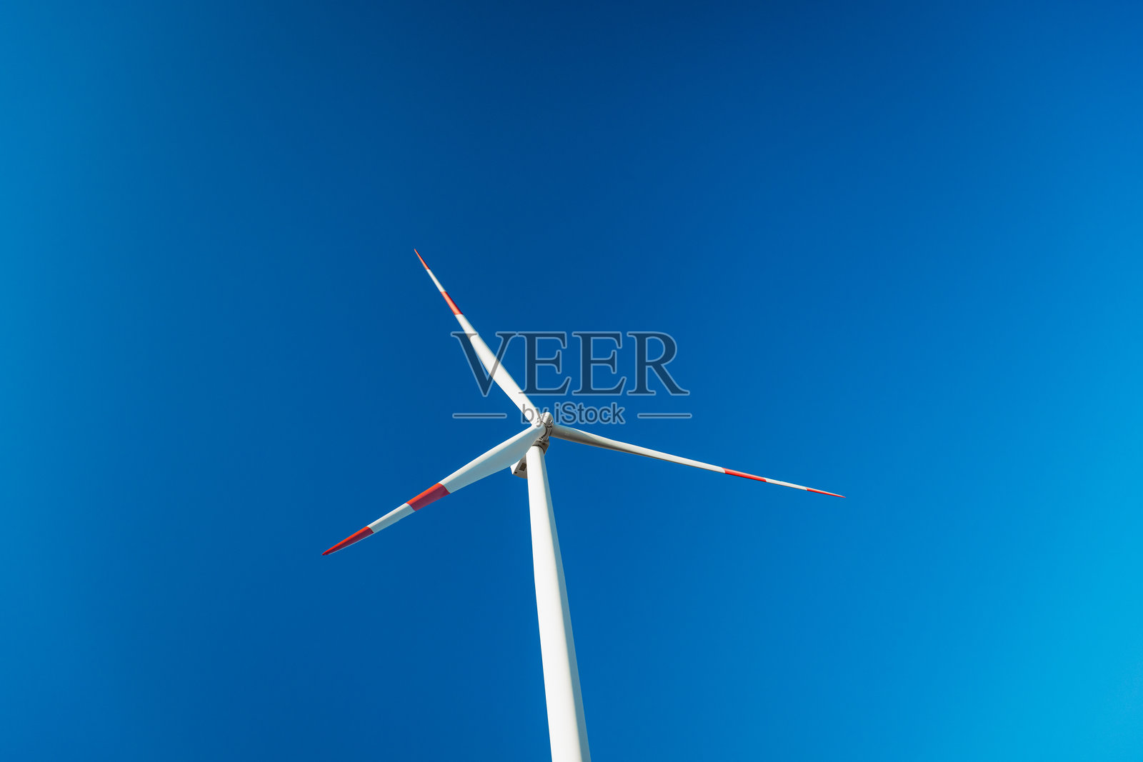 低角度视图的风力涡轮机与晴朗的蓝天照片摄影图片