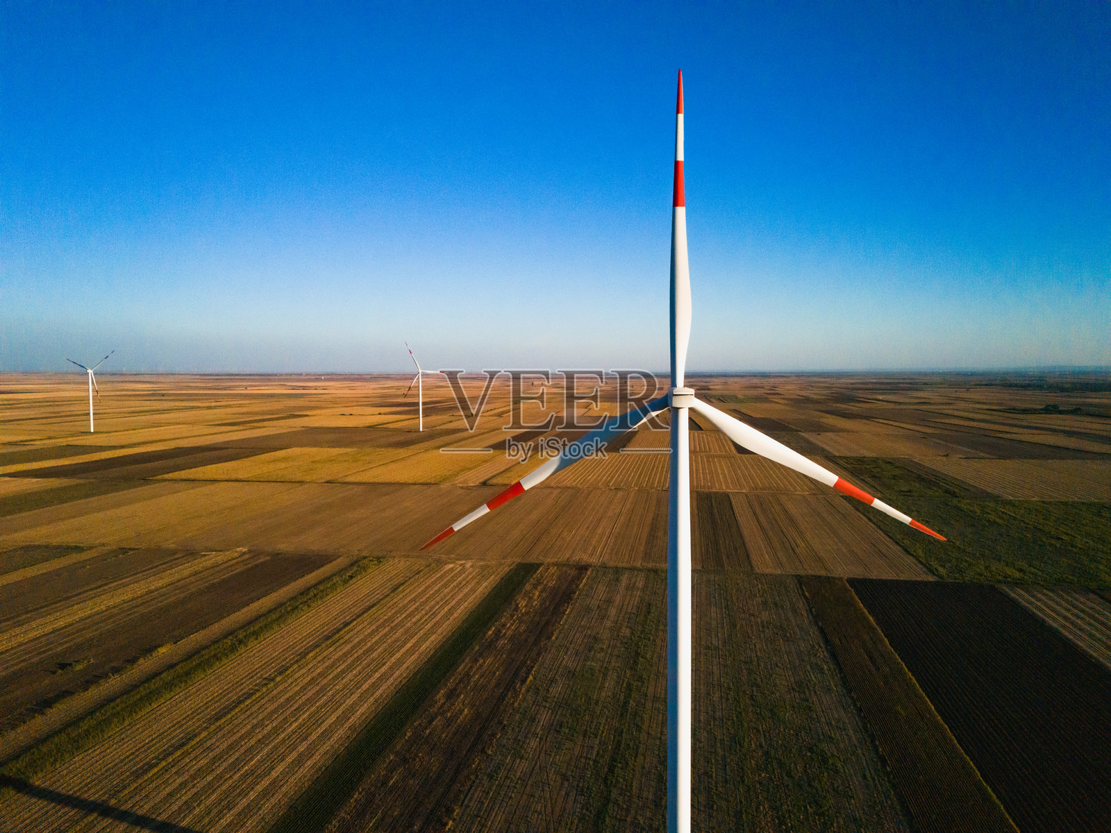 从高空拍摄的可再生能源风电场及风力涡轮机的航拍镜头照片摄影图片