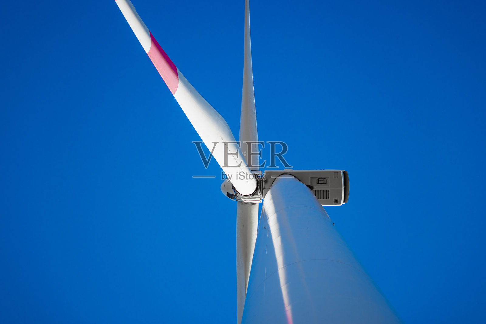 低角度视图的风力涡轮机与晴朗的蓝天照片摄影图片