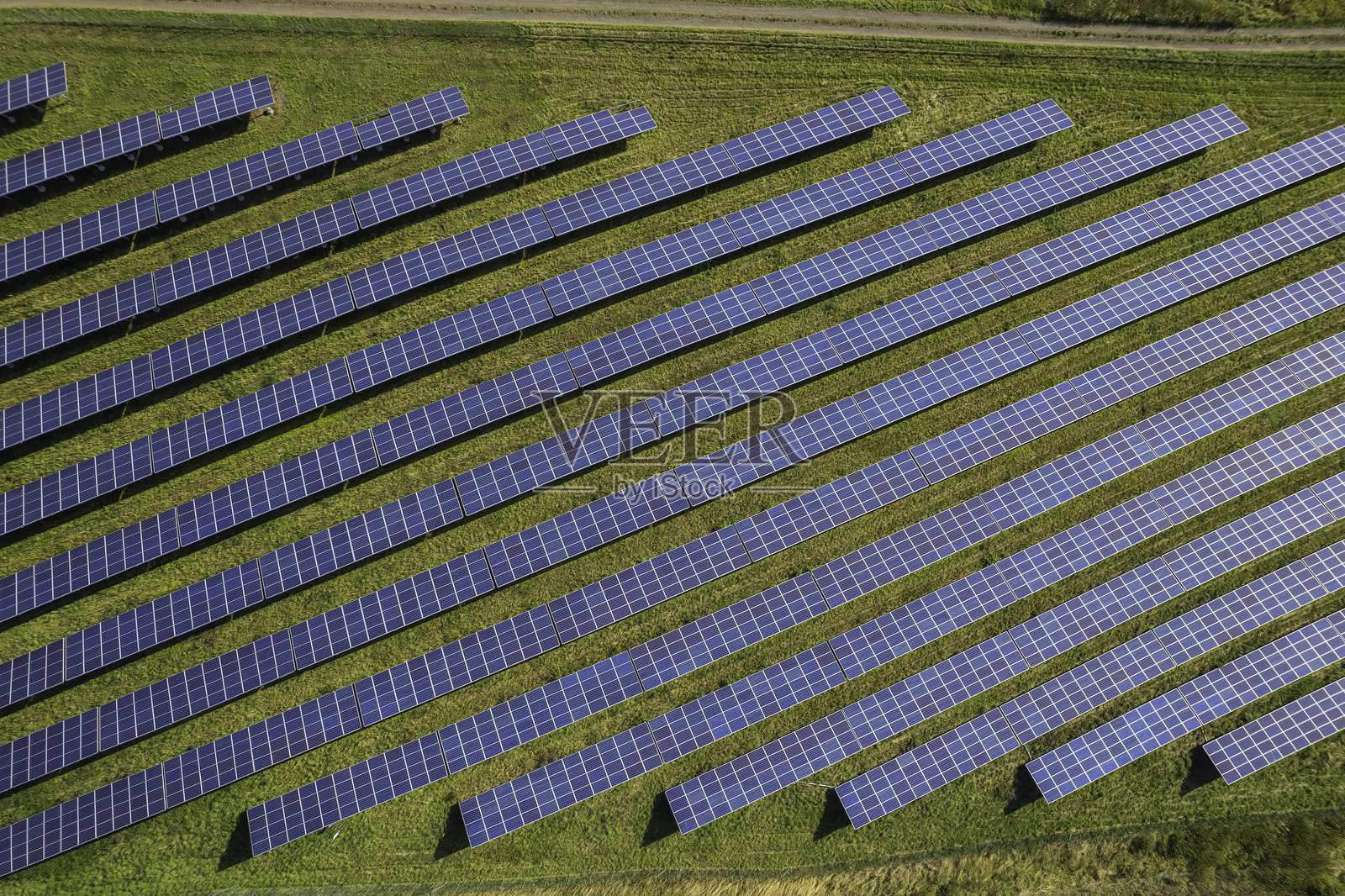 可再生能源：现代太阳能电池板（航拍）照片摄影图片