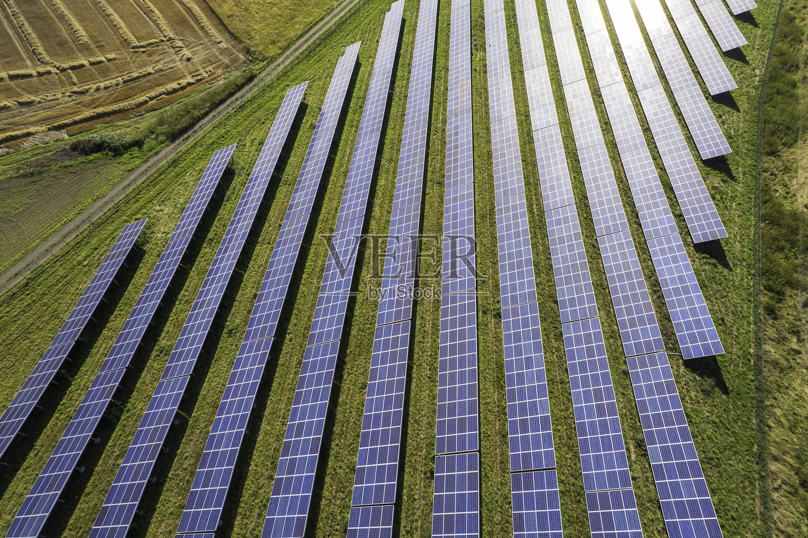 可再生能源：现代太阳能电池板（航拍）照片摄影图片