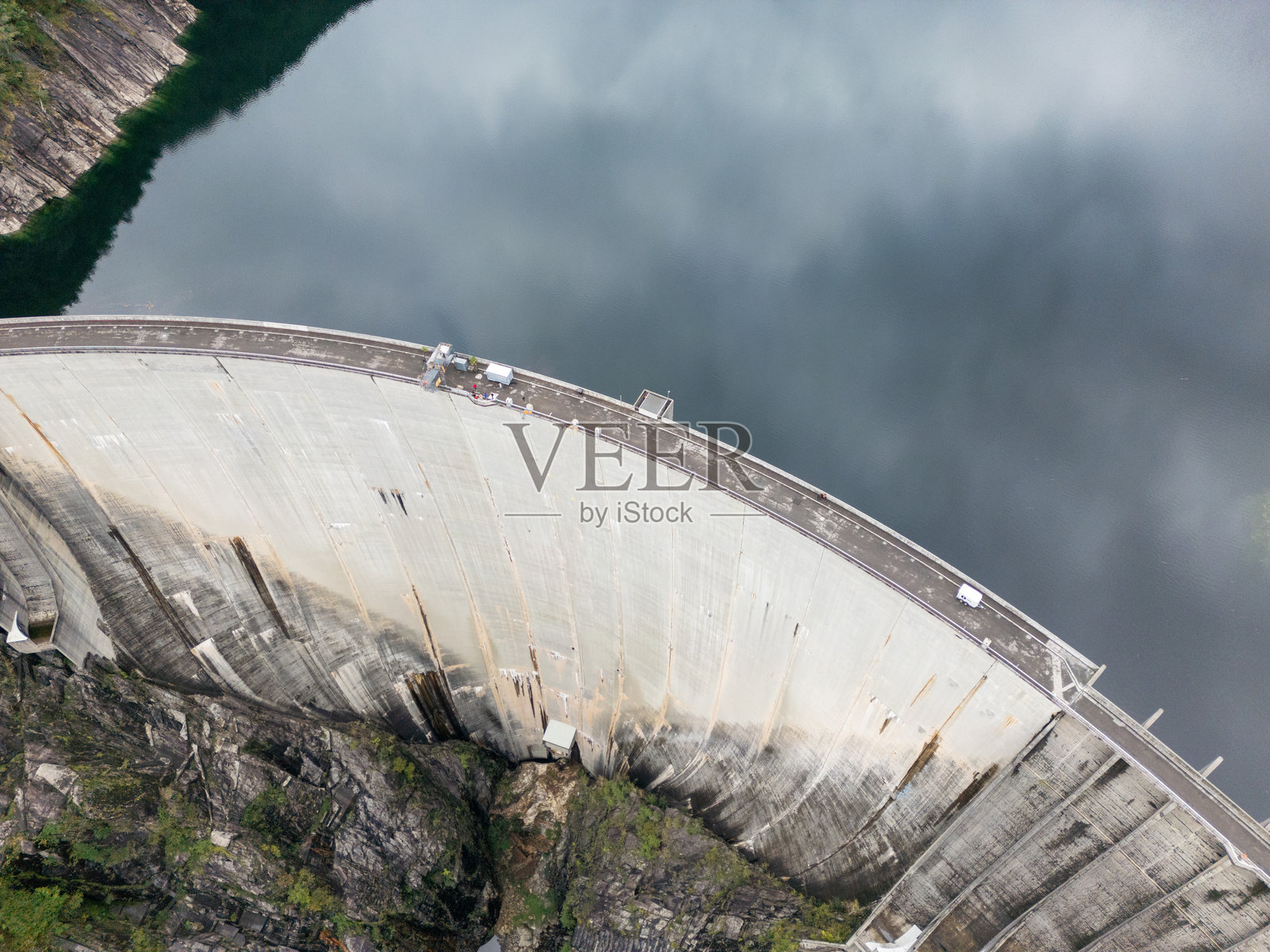 山中混凝土大坝的航拍，水力发电生产照片摄影图片