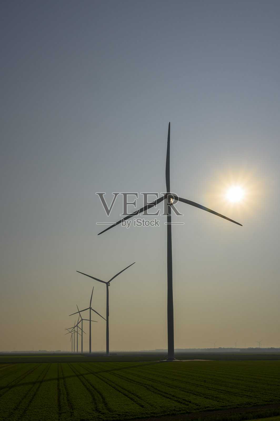 风电场中的风力涡轮机照片摄影图片