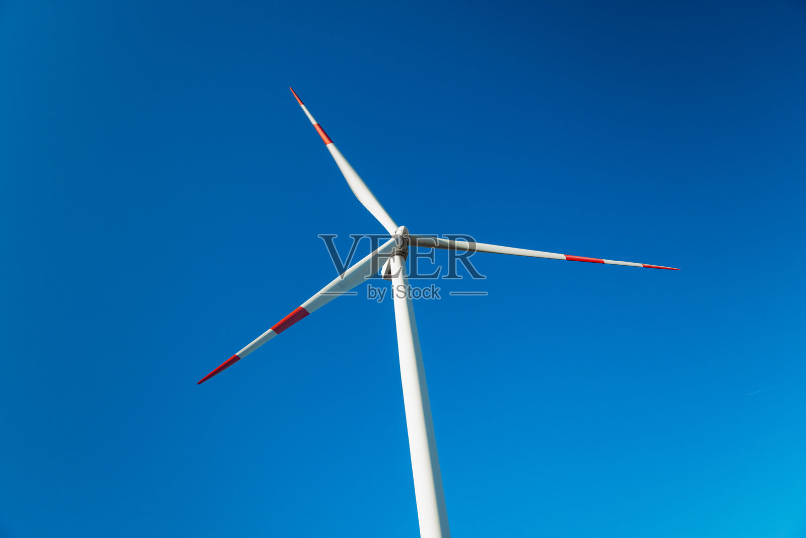 低角度视图的风力涡轮机与晴朗的蓝天照片摄影图片