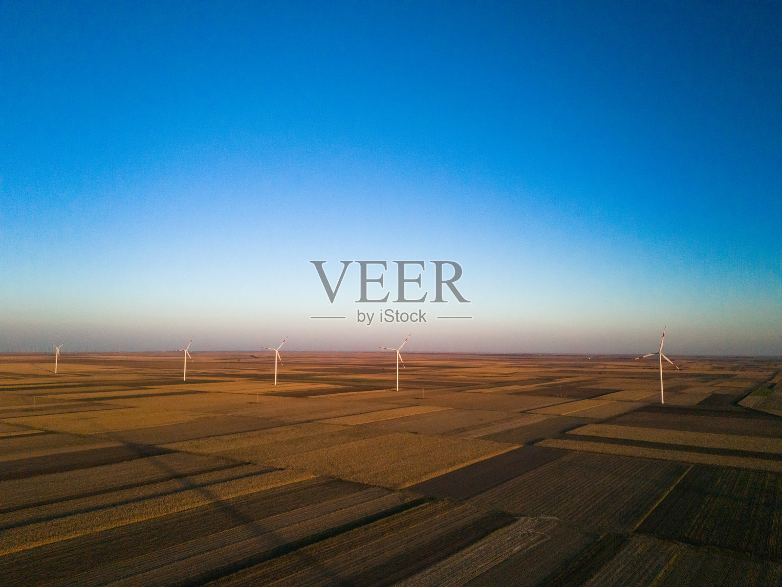 从高空拍摄的可再生能源风电场及风力涡轮机的航拍镜头照片摄影图片