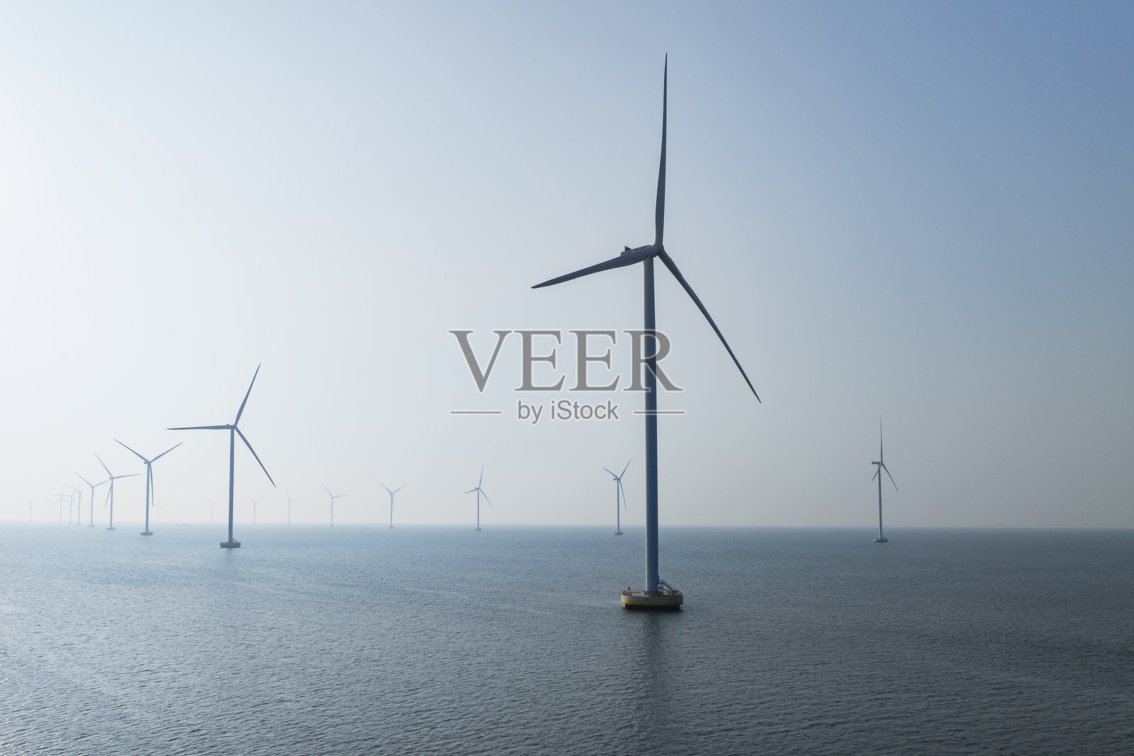 海上风电场中的风力涡轮机正在发电照片摄影图片