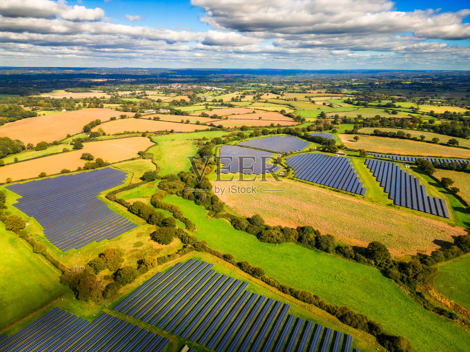 乡村景观中的太阳能农场鸟瞰图照片摄影图片