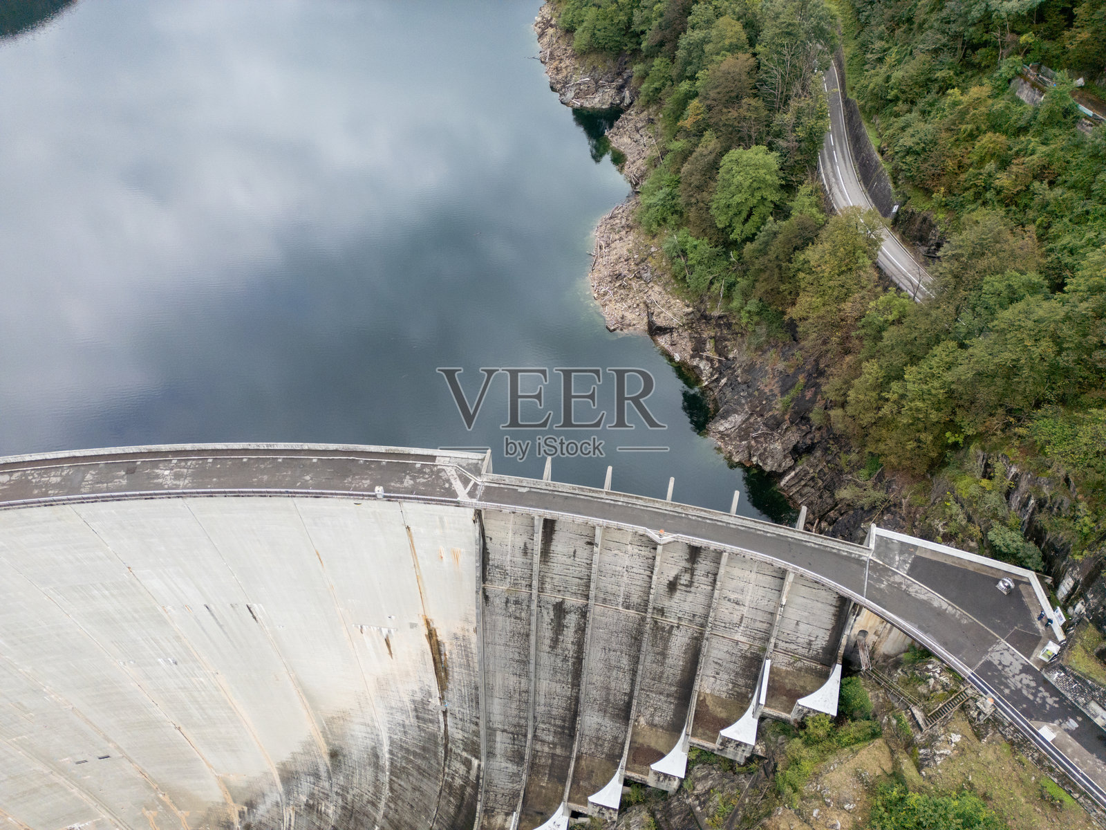 山中混凝土大坝的航拍图，水力发电生产照片摄影图片