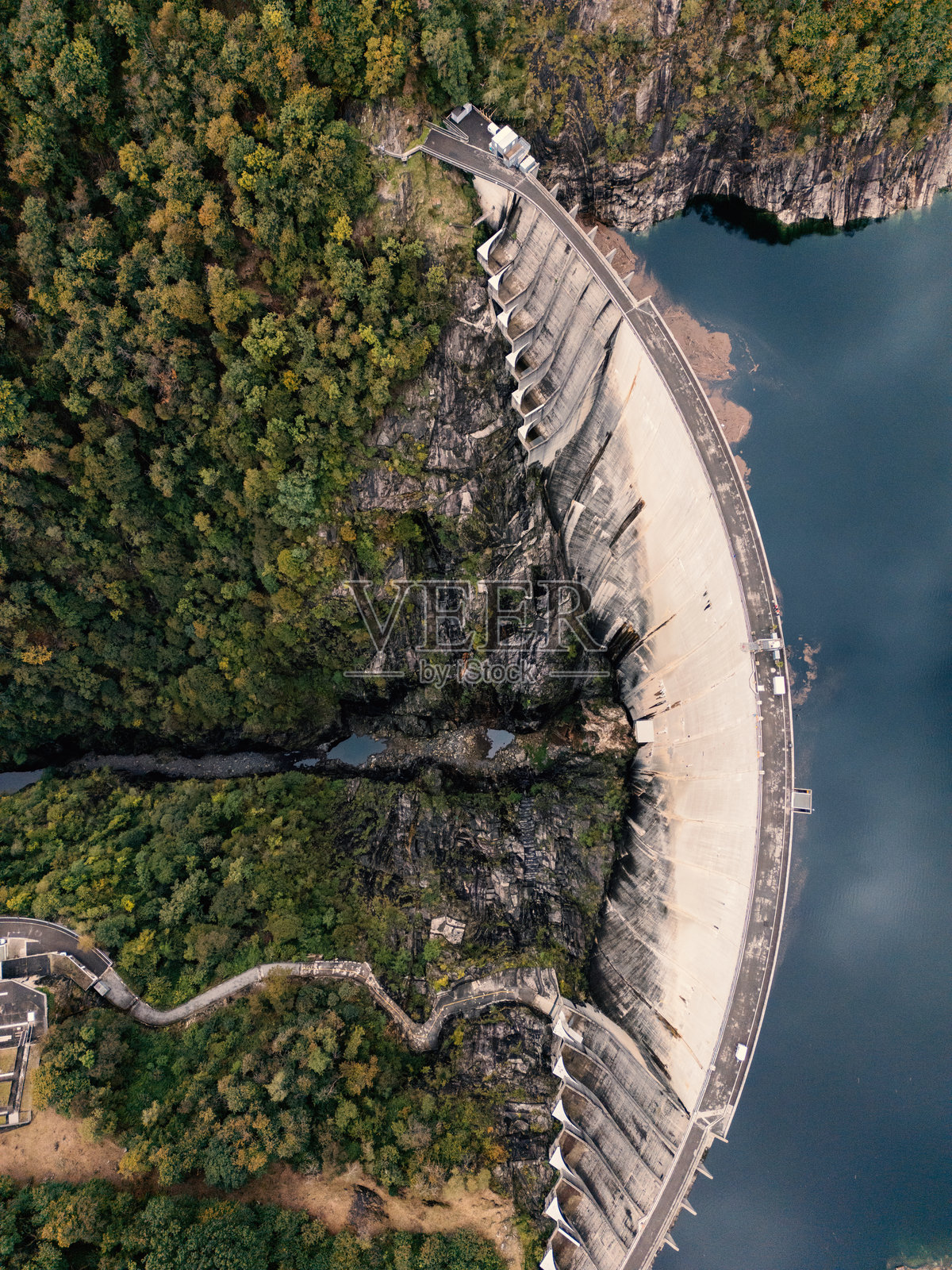 山中混凝土大坝的航拍图，水电生产照片摄影图片