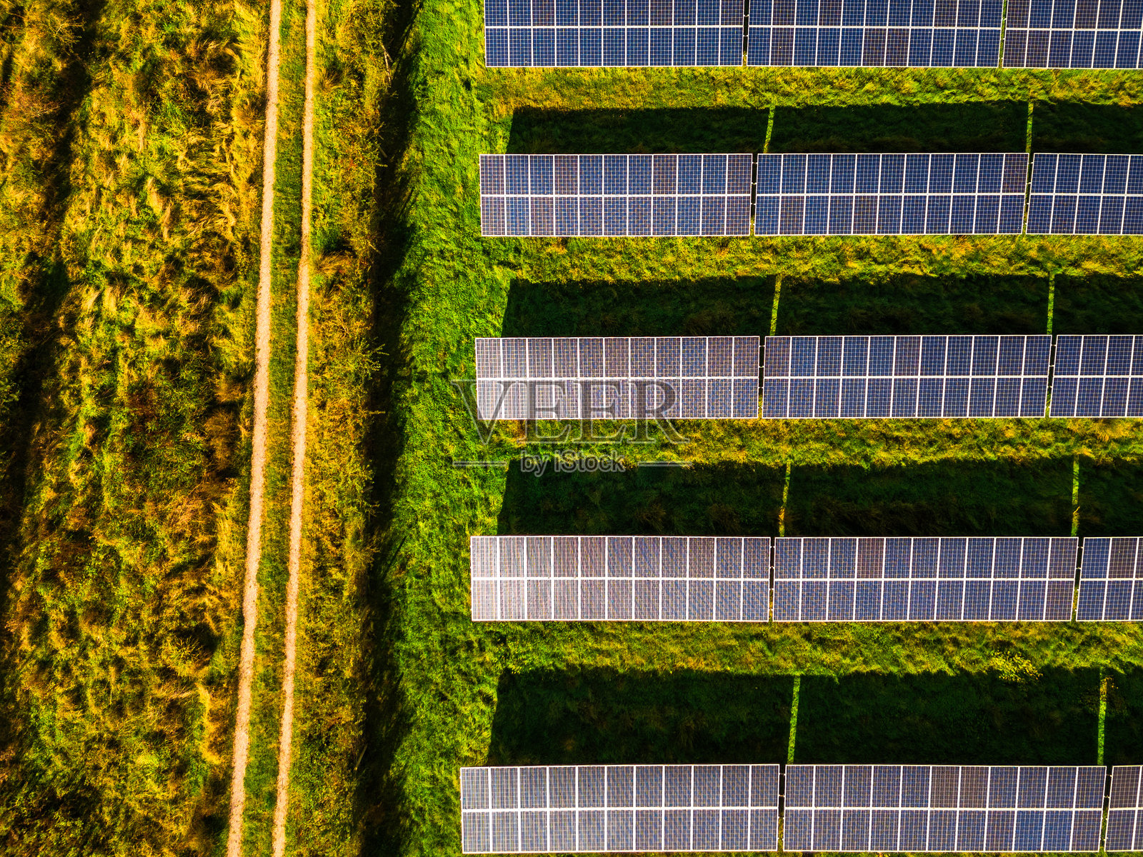 乡村景观中的太阳能农场鸟瞰图照片摄影图片