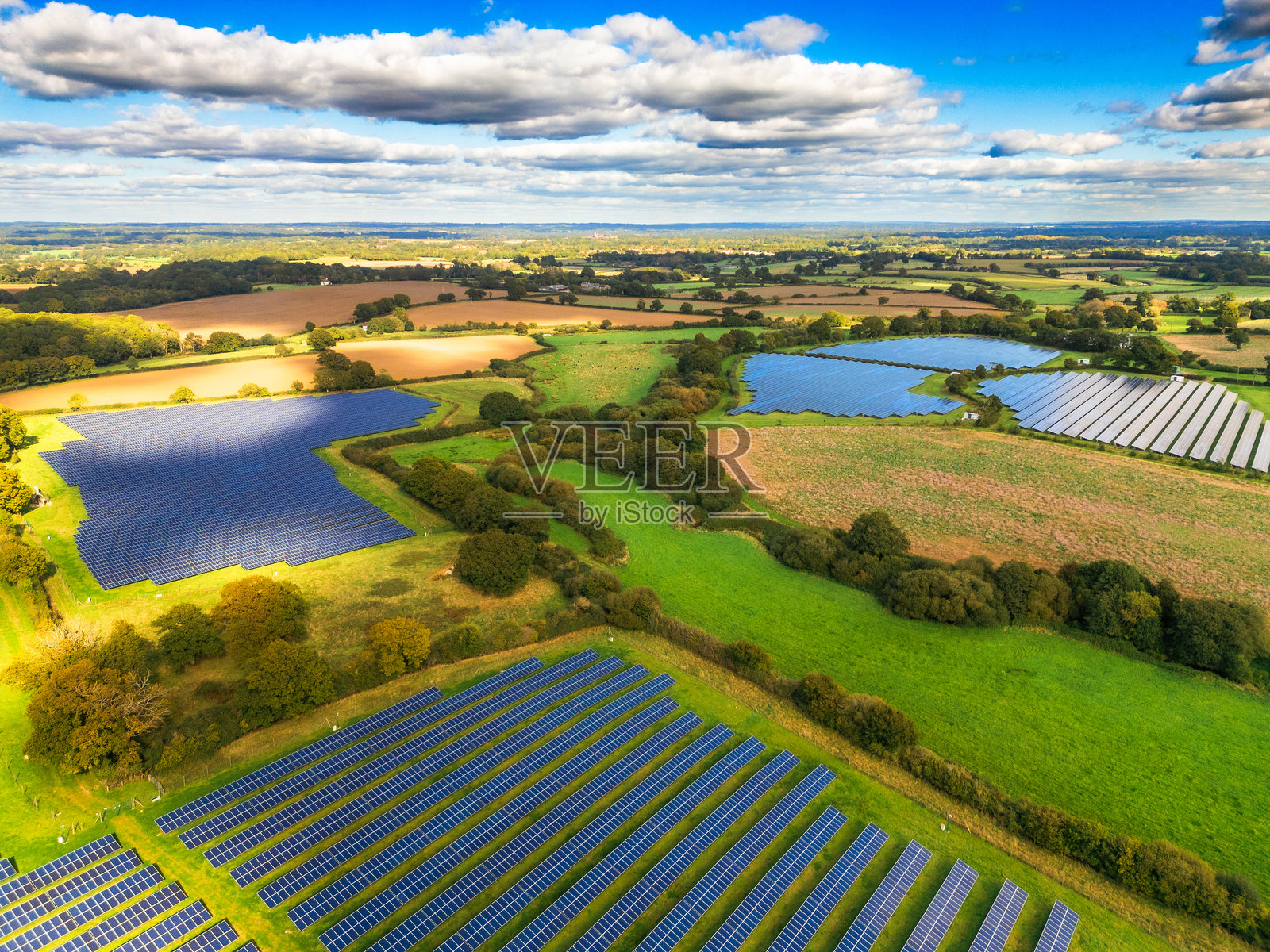 乡村景观中的太阳能农场鸟瞰图照片摄影图片