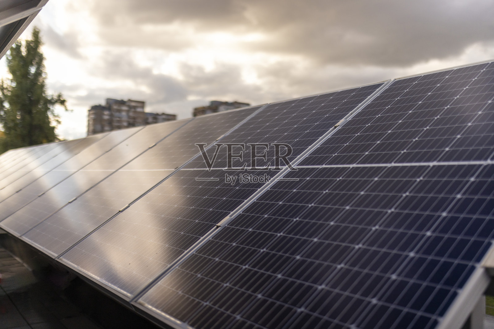 现代光伏太阳能电池板用于电池充电的景观。屋顶上安装了一排排可持续能源的太阳能电池板。照片摄影图片