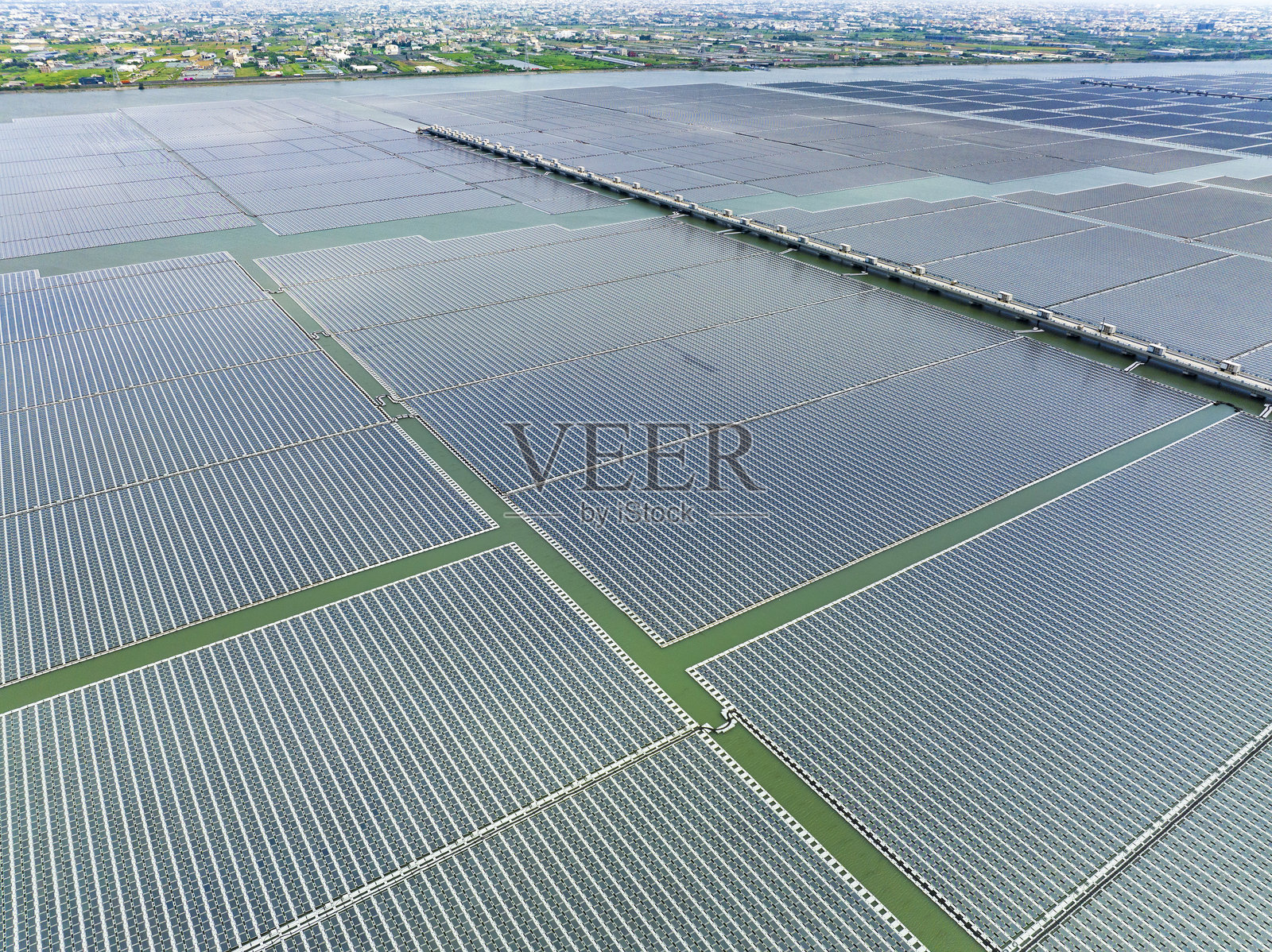 水上漂浮的太阳能发电厂鸟瞰图照片摄影图片