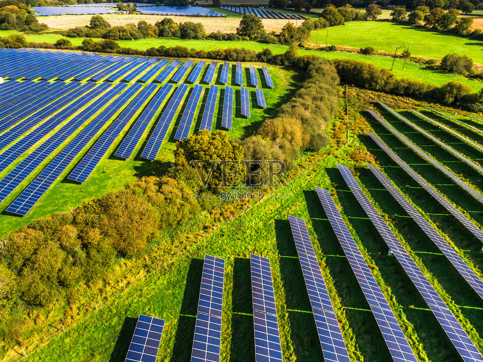 乡村景观中的太阳能农场鸟瞰图照片摄影图片