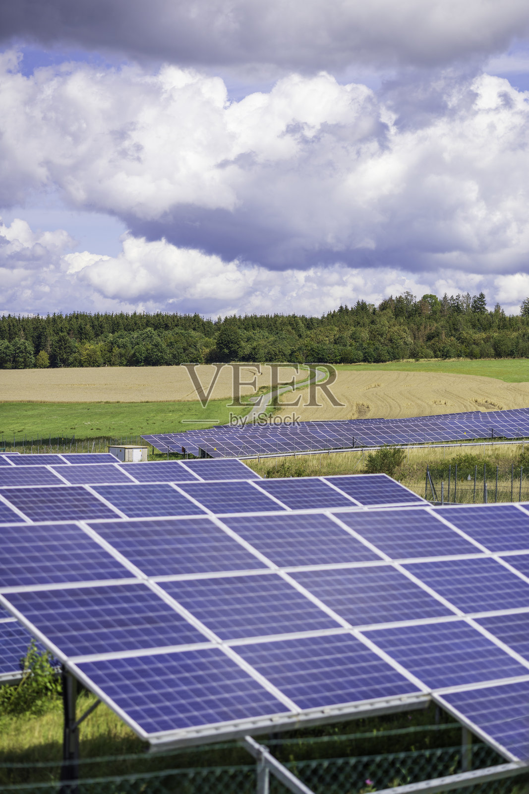 可再生能源：现代太阳能电池板照片摄影图片